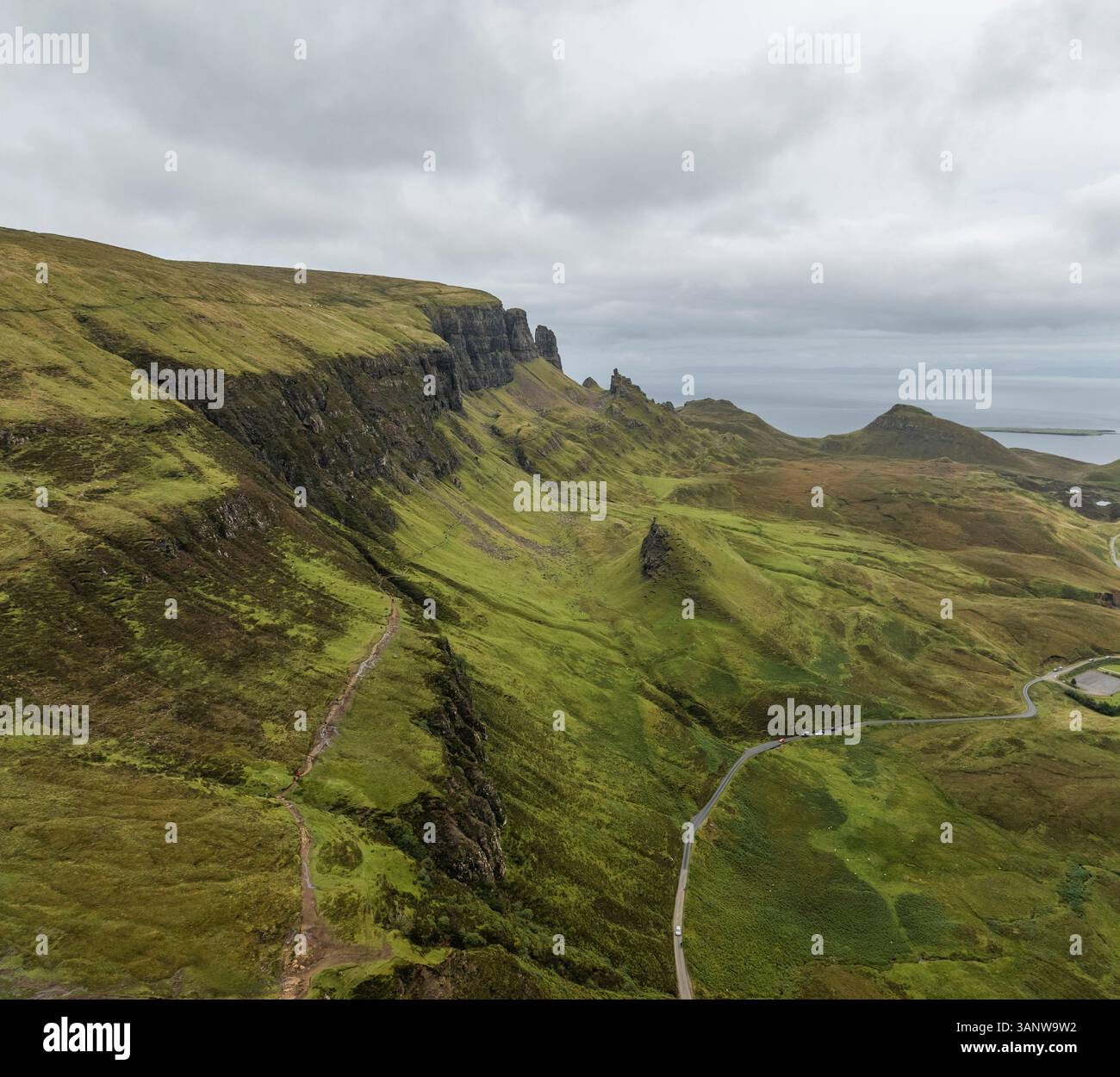 Vue aérienne de la majestueuse montagne Quiraing avec des falaises escarpées et une vallée sereine, Portree, Écosse. Banque D'Images