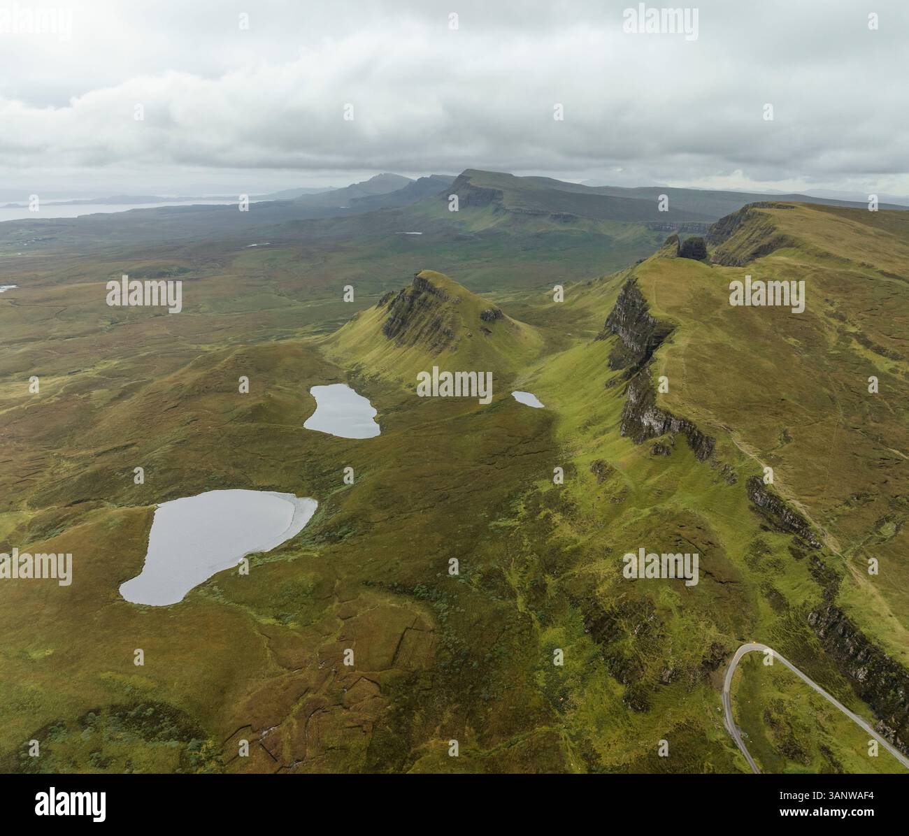 Vue aérienne de la spectaculaire montagne Quiraing avec ses collines escarpées et ses vallées sereines, Portree, Écosse. Banque D'Images