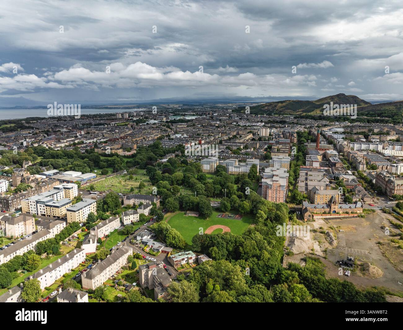 Vue aérienne du volcan arthur Seat entouré de paysages urbains et de verdure, édimbourg, Royaume-uni. Banque D'Images