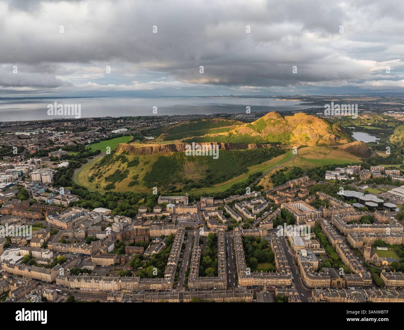Vue aérienne du volcan arthur Seat entouré d'un magnifique paysage urbain et de verdure, édimbourg, Royaume-uni. Banque D'Images