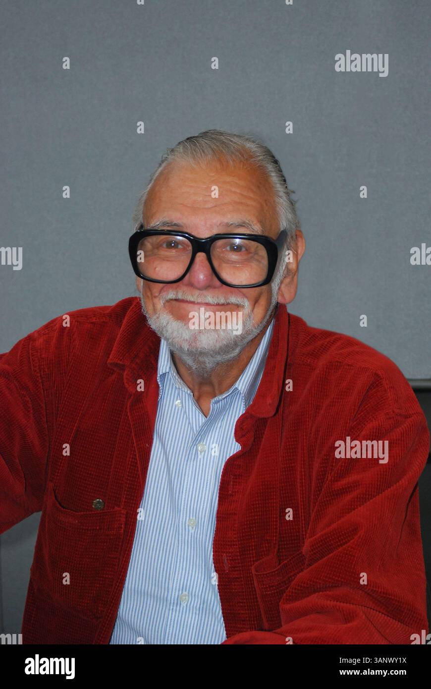 Réalisateur, écrivain, monteur et acteur américano-canadien, George A Romero est considéré comme un pionnier du genre des films d'horreur, en particulier des films de zombies Banque D'Images