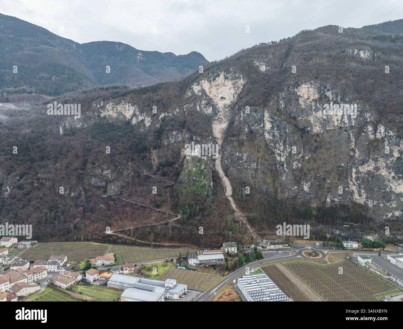 Vue aérienne de Salorno, Tyrol du Sud, Italie. Banque D'Images