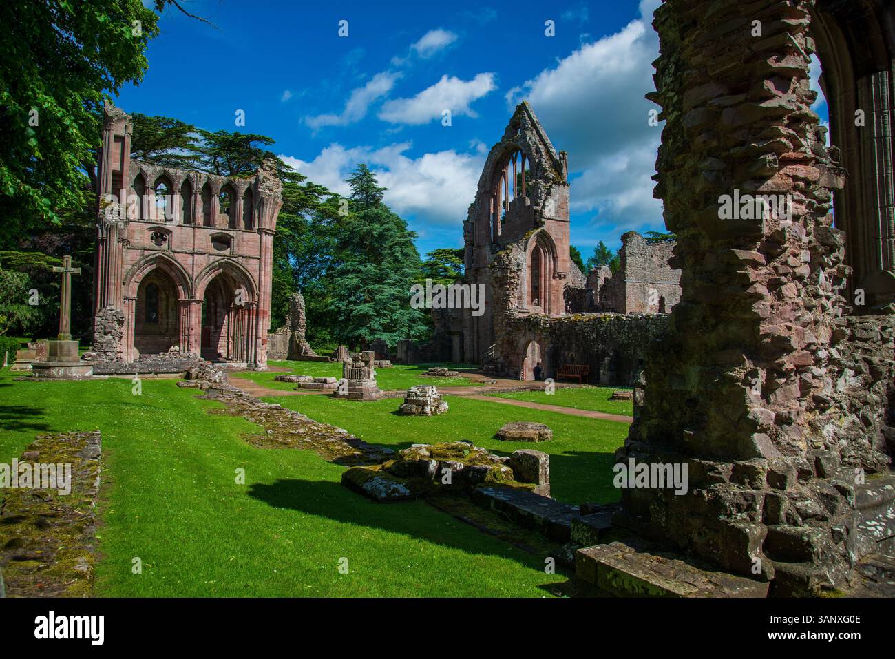 Les ruines de l'abbaye de Dryburgh dans les Scottish Borders près de Melrose, sont le lieu de repos de Sir Walter Scott et du maréchal Sir Douglas Haig Banque D'Images