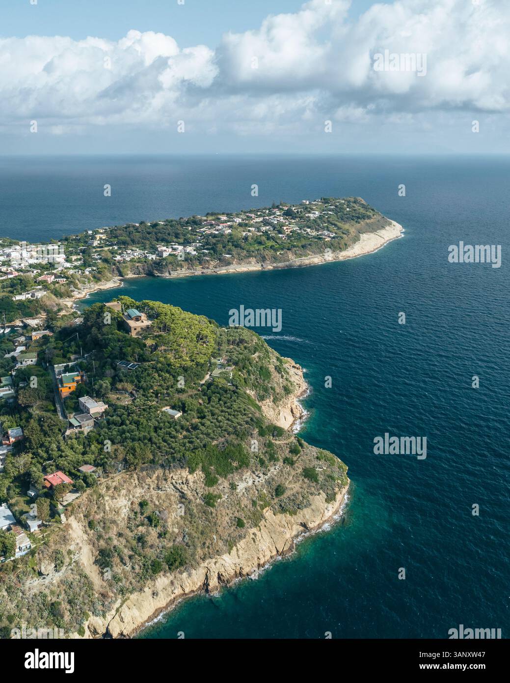 Vue aérienne de Palombara point et de la péninsule de Solchiaro sur l'île de Procida, archipels des îles Flegree, Naples, Campanie, italie. Banque D'Images