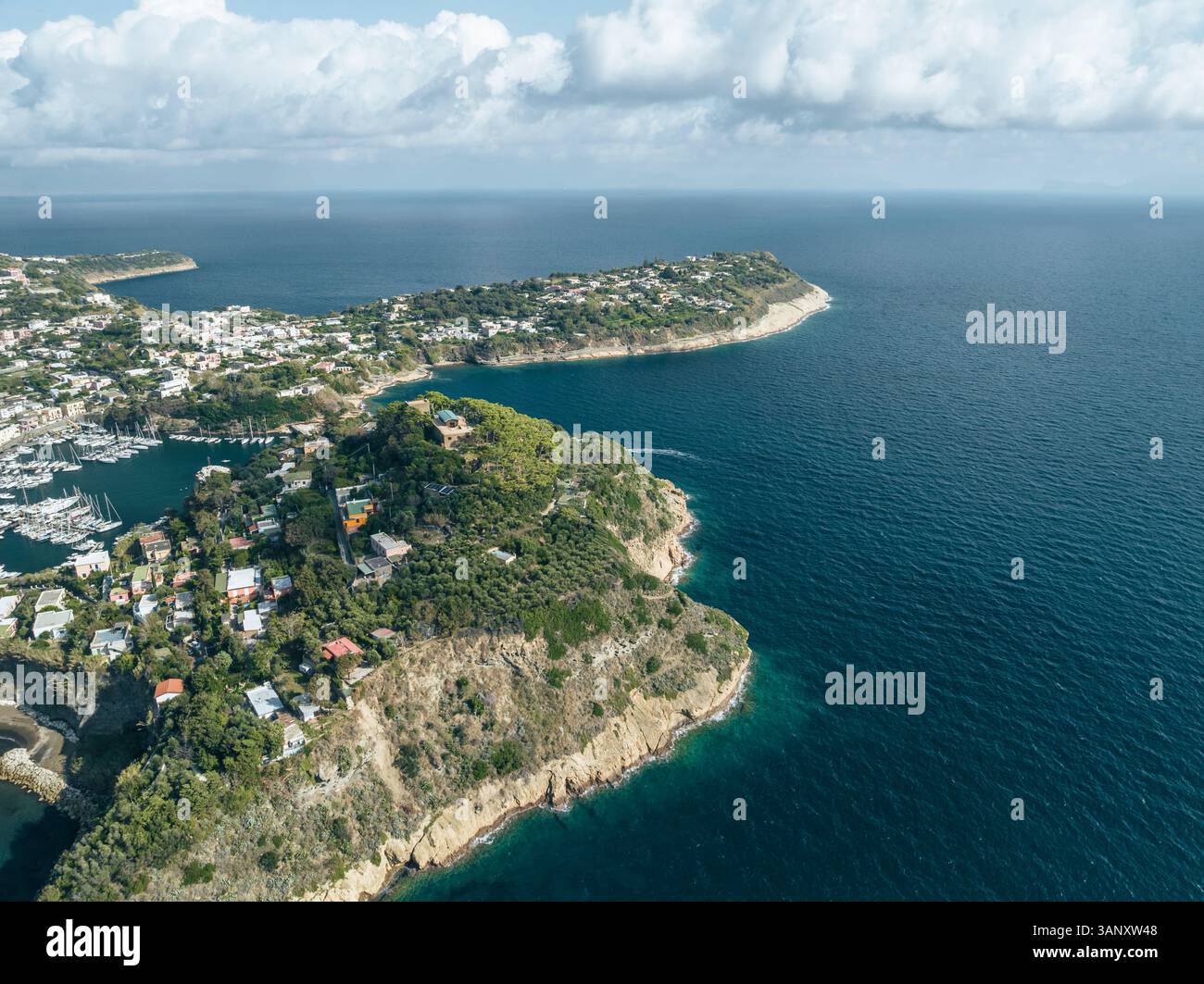 Vue aérienne de Palombara point et de la péninsule de Solchiaro sur l'île de Procida, archipels des îles Flegree, Naples, Campanie, italie. Banque D'Images