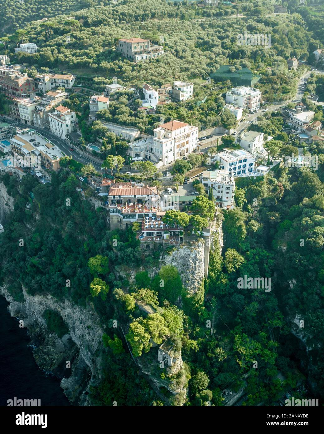 Vue aérienne d'un complexe de luxe sur la falaise dans le centre de Sorrente, Campanie, Naples, Italie. Banque D'Images
