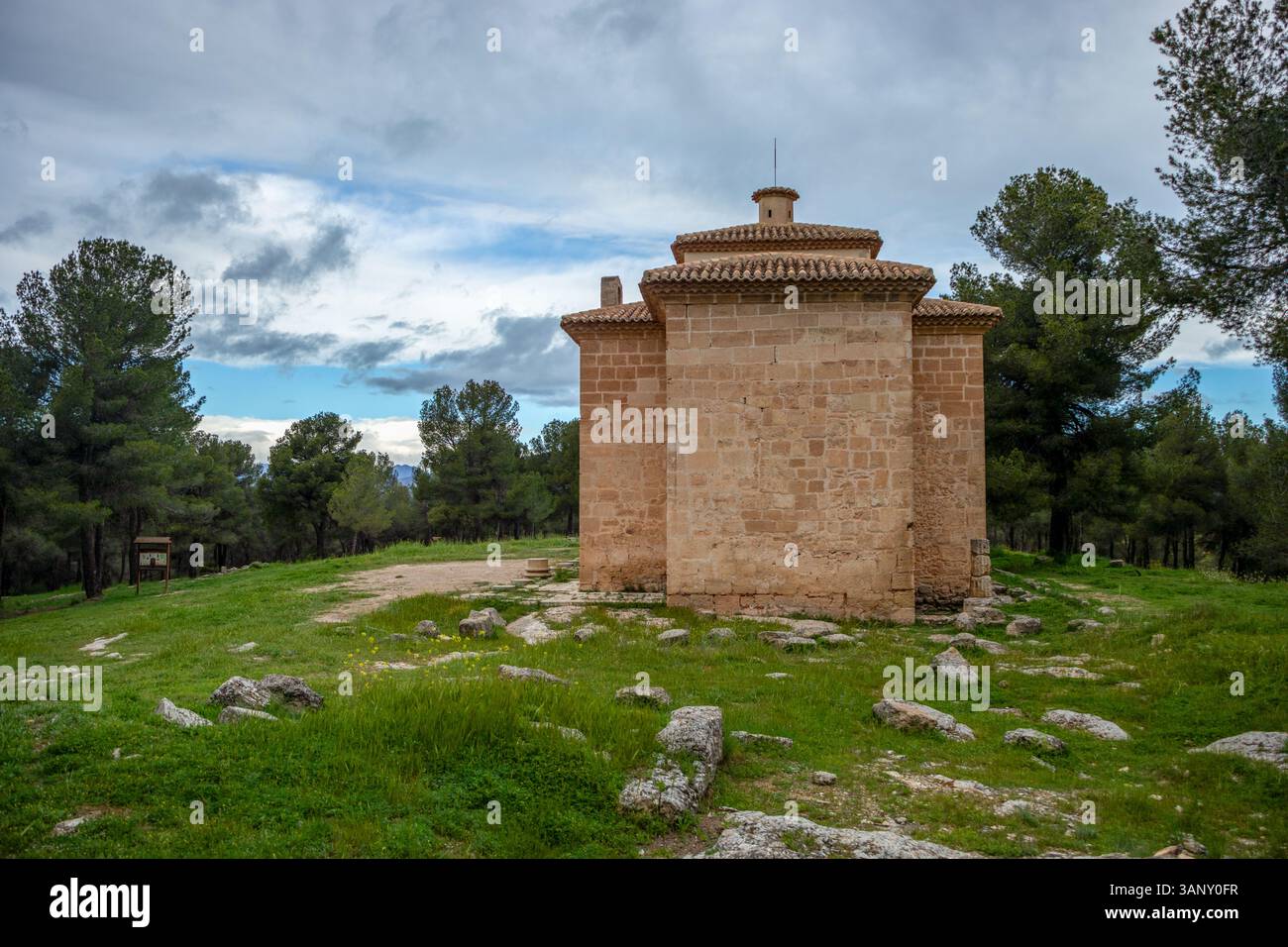 Vue aérienne de l'ermitage de l'Incarnation dans un cadre archéologique à Caravaca de la Cruz, région de Murcie, Espagne Banque D'Images