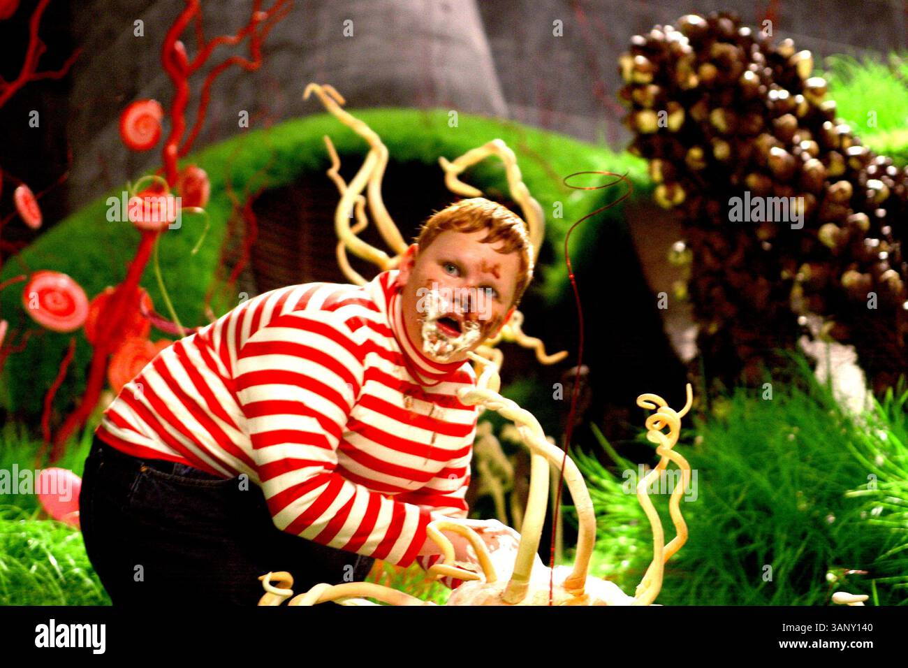 16 juin 2005 - PHILIP WIEGRATZ dans le rôle d'Augustus Gloop . Ã’Charlie et la chocolaterie, Ã“. FOURNI PAR K45302ES(image crédit : © Globe photos/ZUMAPRESS.com) Banque D'Images