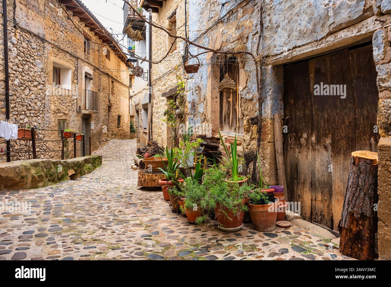 Ruelles étroites avec des maisons en pierre pittoresques et de vieux ustensiles dans les rues pavées, Valderrobres, Teruel. Banque D'Images