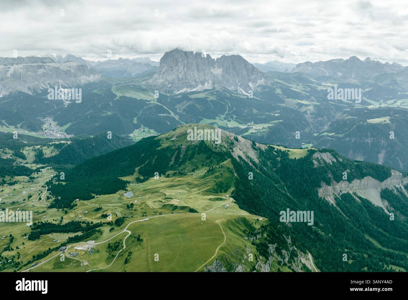 Vue aérienne du paysage montagneux des Dolomites dans le Trentin, Tyrol du Sud dans le nord de l'Italie. Banque D'Images