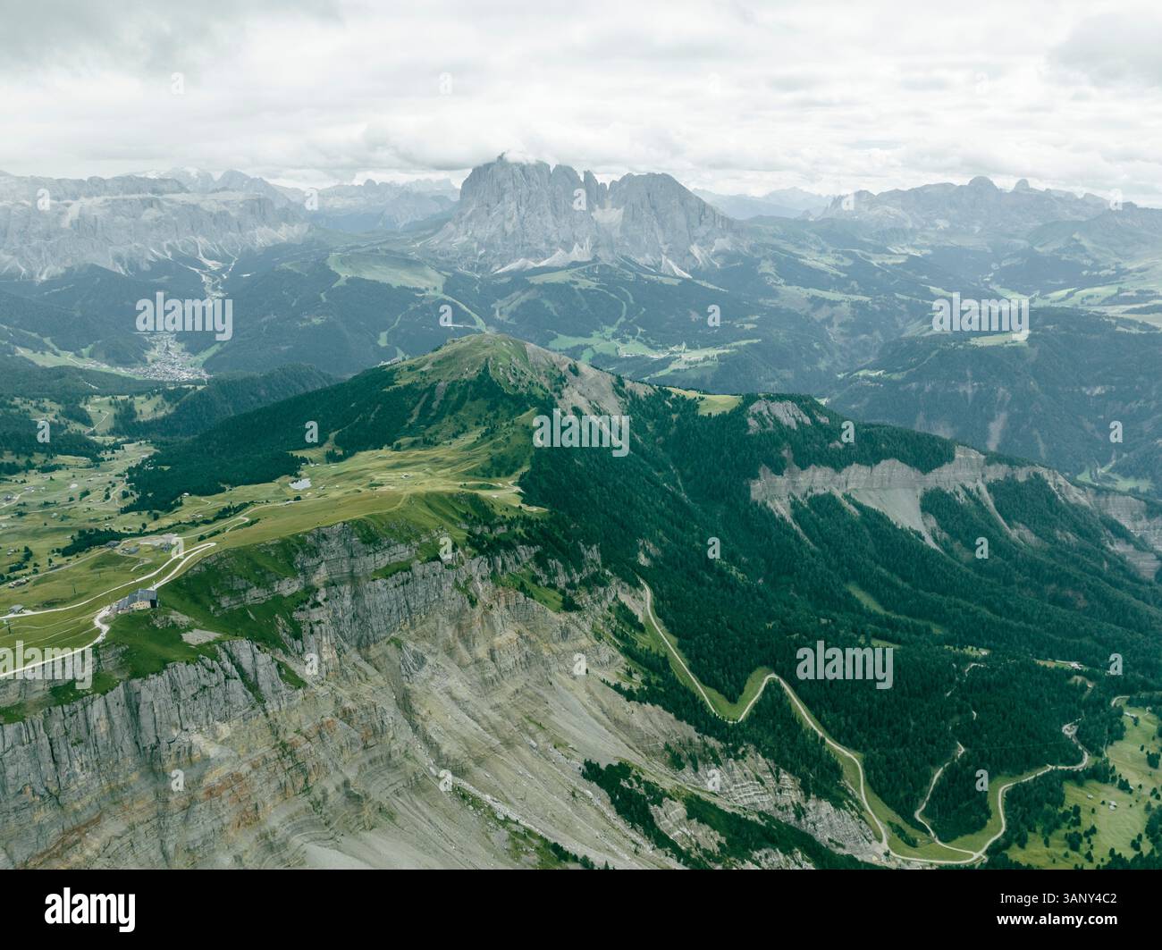 Vue aérienne du paysage montagneux des Dolomites dans le Trentin, Tyrol du Sud dans le nord de l'Italie. Banque D'Images