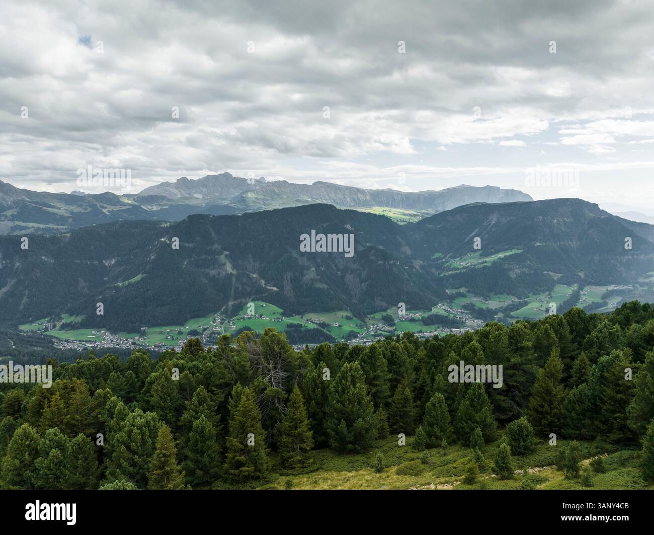 Vue aérienne du paysage de montagne Dolomites au coucher du soleil, Trentin, Tyrol du Sud, Italie. Banque D'Images
