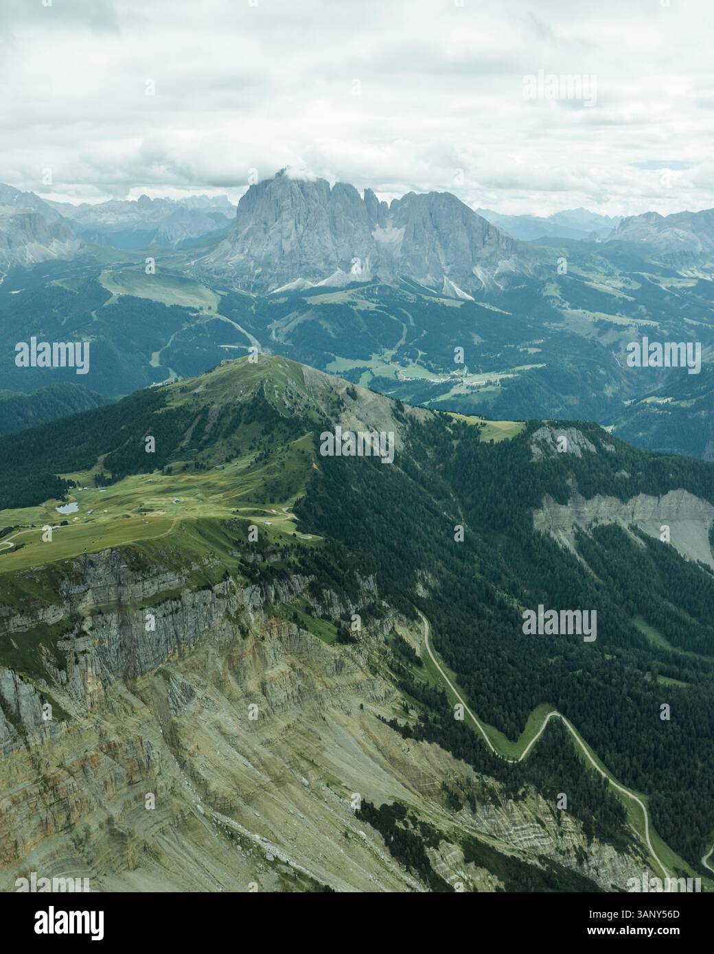 Vue aérienne du paysage montagneux des Dolomites dans le Trentin, Tyrol du Sud dans le nord de l'Italie. Banque D'Images