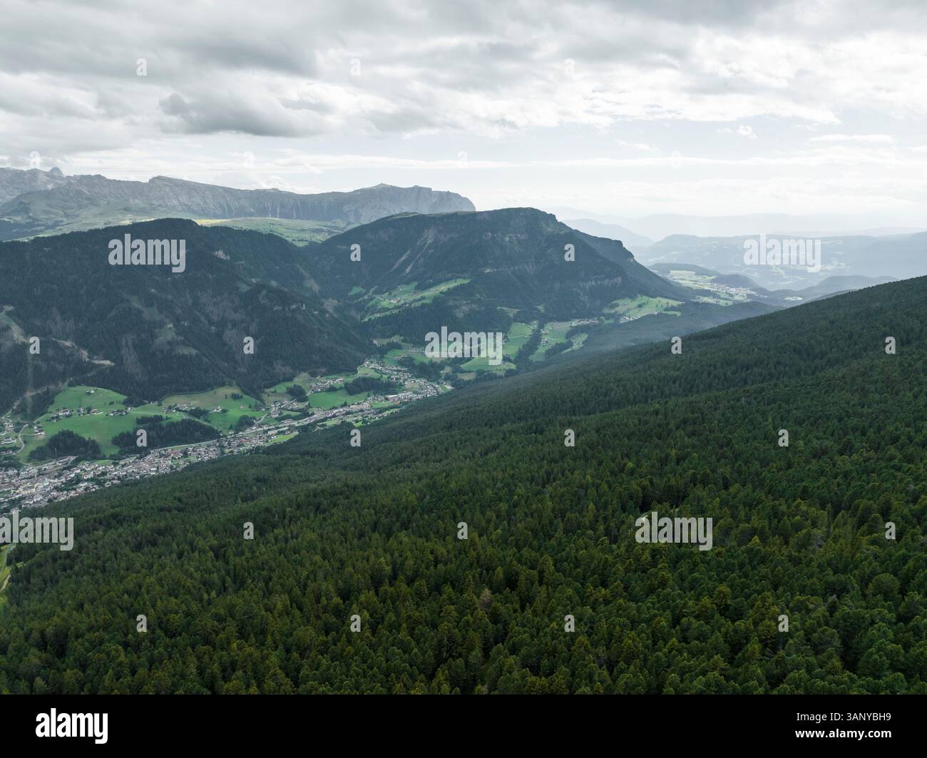 Vue aérienne du paysage de montagne Dolomites au coucher du soleil, Trentin, Tyrol du Sud, Italie. Banque D'Images