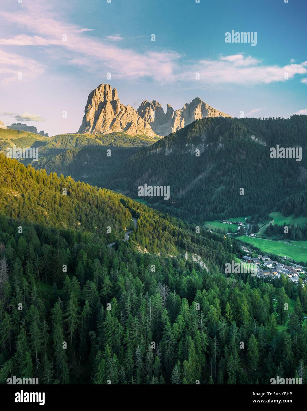 Vue aérienne du paysage montagneux des Dolomites dans le Trentin, Tyrol du Sud dans le nord de l'Italie. Banque D'Images