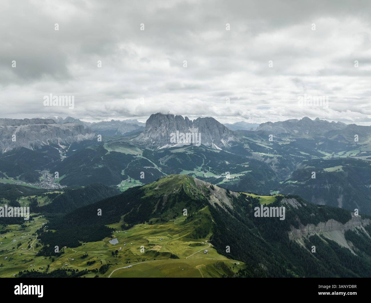 Vue aérienne du paysage montagneux des Dolomites dans le Trentin, Tyrol du Sud dans le nord de l'Italie. Banque D'Images