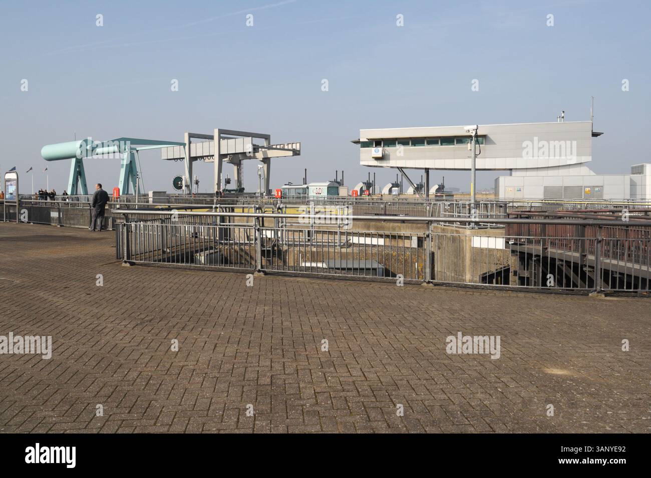 Le bâtiment du centre de contrôle pour le barrage de Cardiff Bay verrouille le bâtiment métallique d'architecture moderniste du pays de Galles UK Banque D'Images