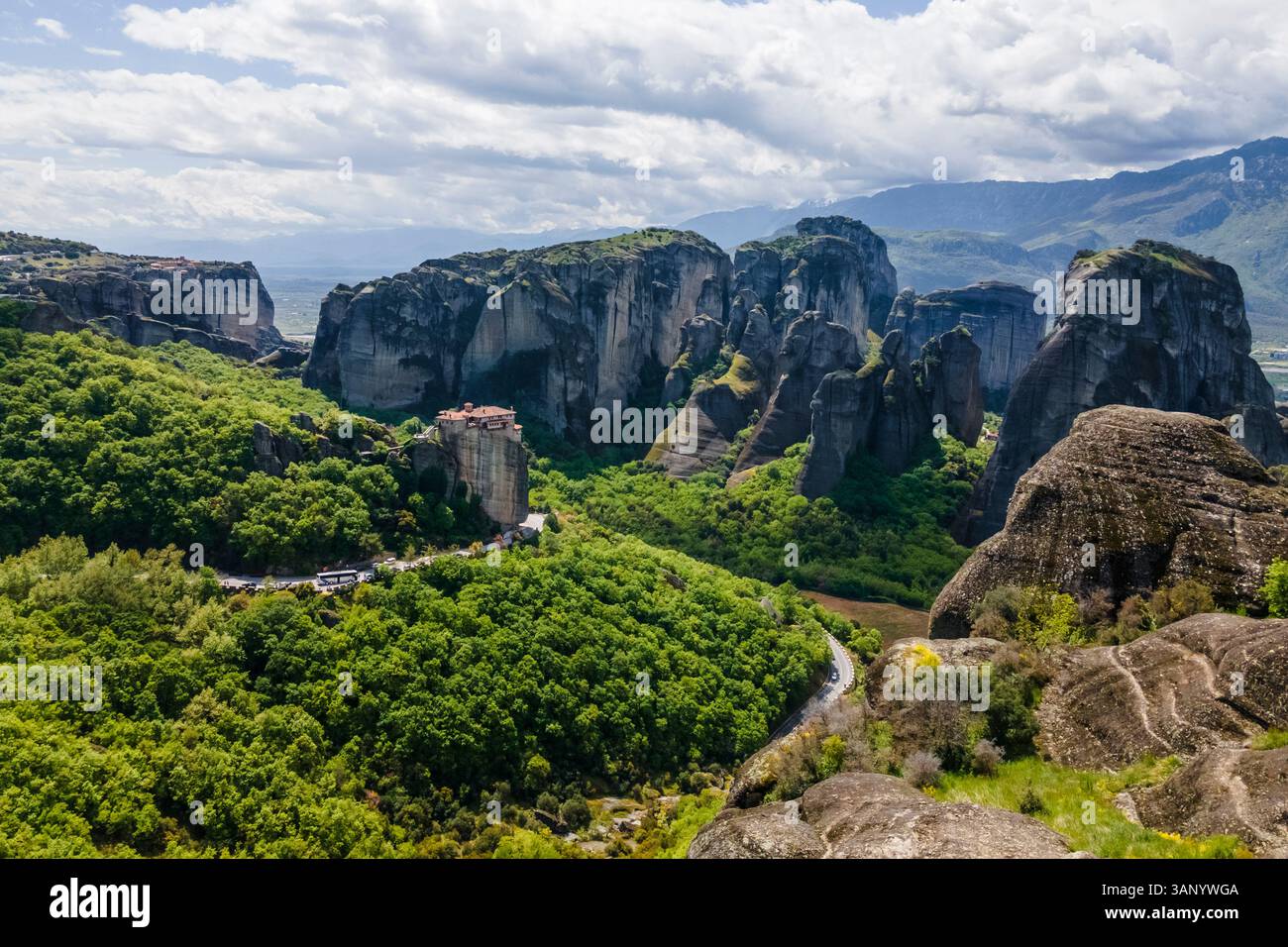 Vue aérienne du monastère Saint de Rousanos sur une formation rocheuse de pilier naturel dans les Météores, Trikala, Thessalie, Grèce. Banque D'Images