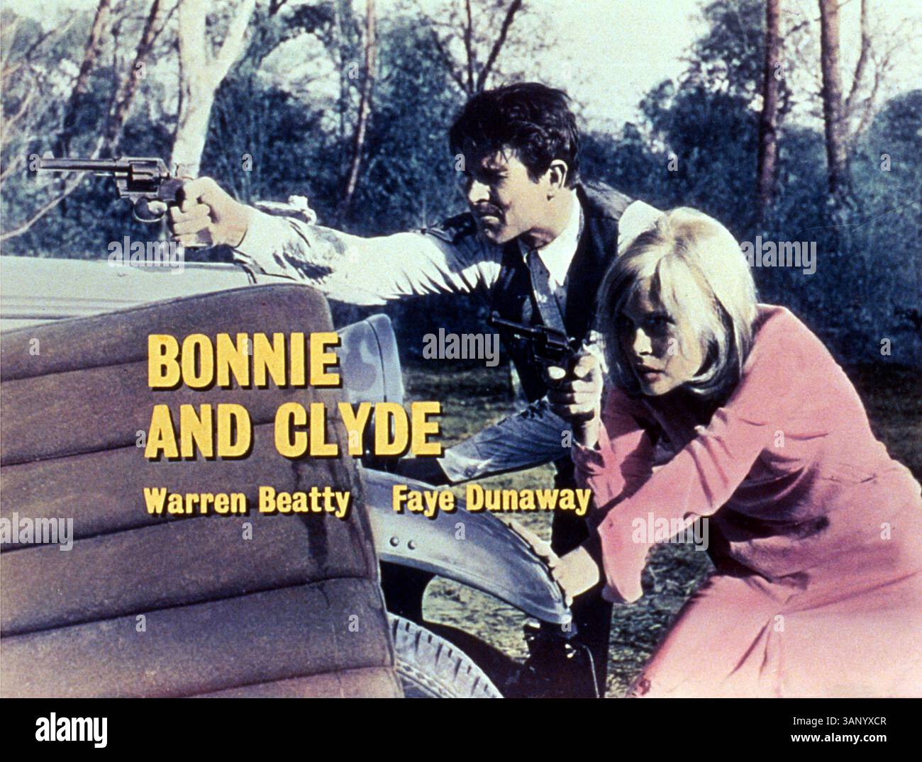 Le petit escroc Clyde Barrow (WARREN BEATTY) tente de voler une voiture et se retrouve avec la fille de son propriétaire, Bonnie Parker (FAYE DUNAWAY), fille mécontente de la petite ville. Leurs crimes vont rapidement d'un vol mineur à un vol de banque, mais les tensions entre le couple et les autres membres de leur gang - le conducteur malheureux C.W. (Michael J. Pollard), le suave frère aîné de Clyde, Buck (Gene Hackman) et la femme de Buck, Blanche (Estelle Parsons) - pourraient tous les détruire. Réalisateur : Arthur Penn. (crédit image : © Globe photos/ZUMA Wire) Banque D'Images