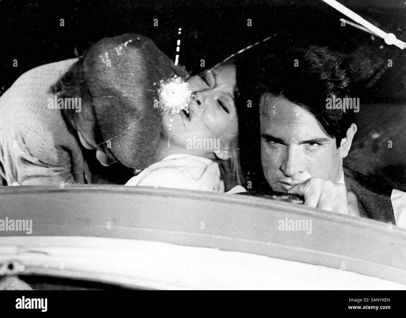 Le petit escroc Clyde Barrow (WARREN BEATTY) tente de voler une voiture et se retrouve avec la fille de son propriétaire, Bonnie Parker (FAYE DUNAWAY), fille mécontente de la petite ville. Leurs crimes vont rapidement d'un vol mineur à un vol de banque, mais les tensions entre le couple et les autres membres de leur gang - le conducteur malheureux C.W. (Michael J. Pollard), le suave frère aîné de Clyde, Buck (Gene Hackman) et la femme de Buck, Blanche (Estelle Parsons) - pourraient tous les détruire. Réalisateur : Arthur Penn. (crédit image : © Globe photos/ZUMA Wire) Banque D'Images