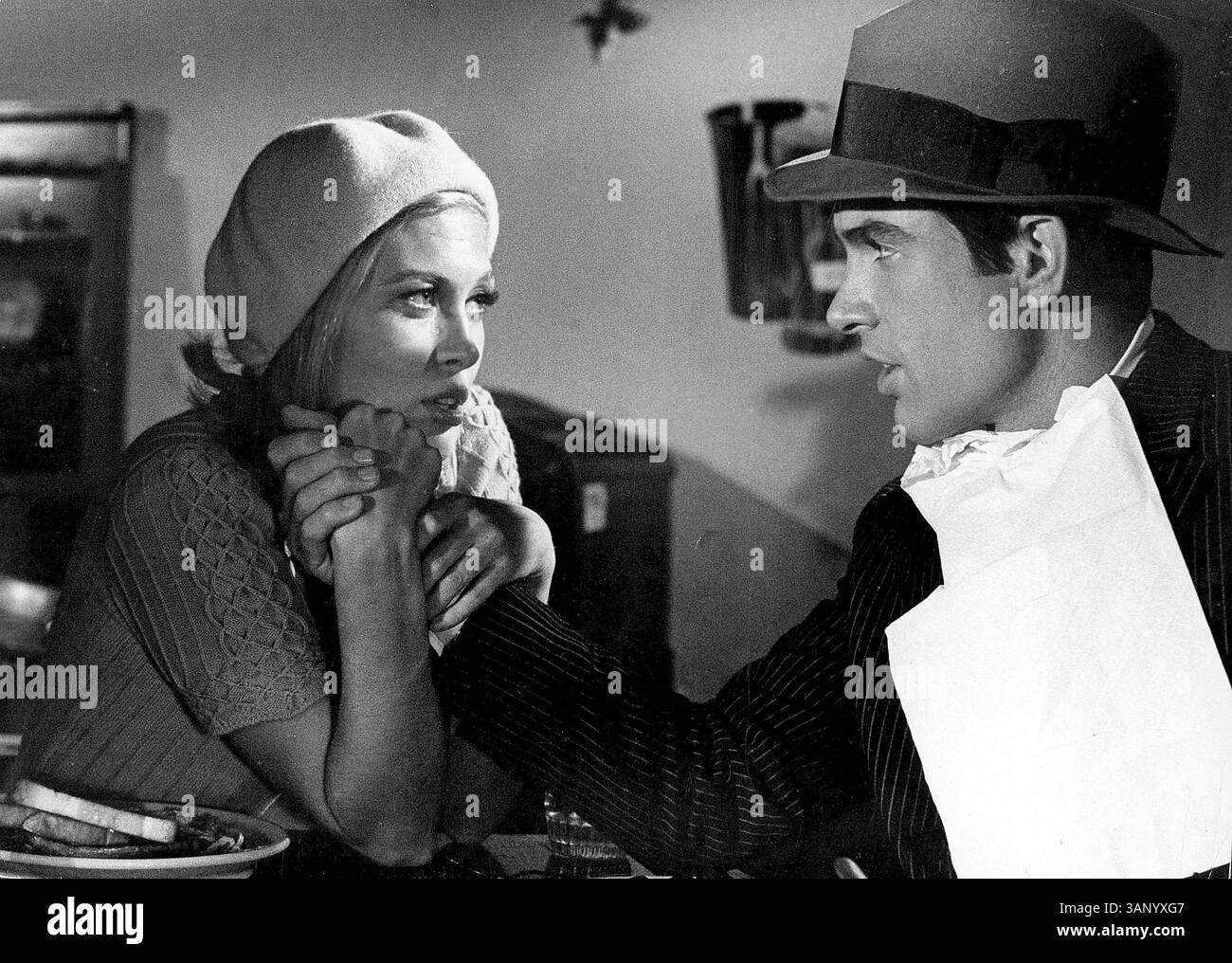 Le petit escroc Clyde Barrow (WARREN BEATTY) tente de voler une voiture et se retrouve avec la fille de son propriétaire, Bonnie Parker (FAYE DUNAWAY), fille mécontente de la petite ville. Leurs crimes vont rapidement d'un vol mineur à un vol de banque, mais les tensions entre le couple et les autres membres de leur gang - le conducteur malheureux C.W. (Michael J. Pollard), le suave frère aîné de Clyde, Buck (Gene Hackman) et la femme de Buck, Blanche (Estelle Parsons) - pourraient tous les détruire. Réalisateur : Arthur Penn. (crédit image : © Globe photos/ZUMA Wire) Banque D'Images