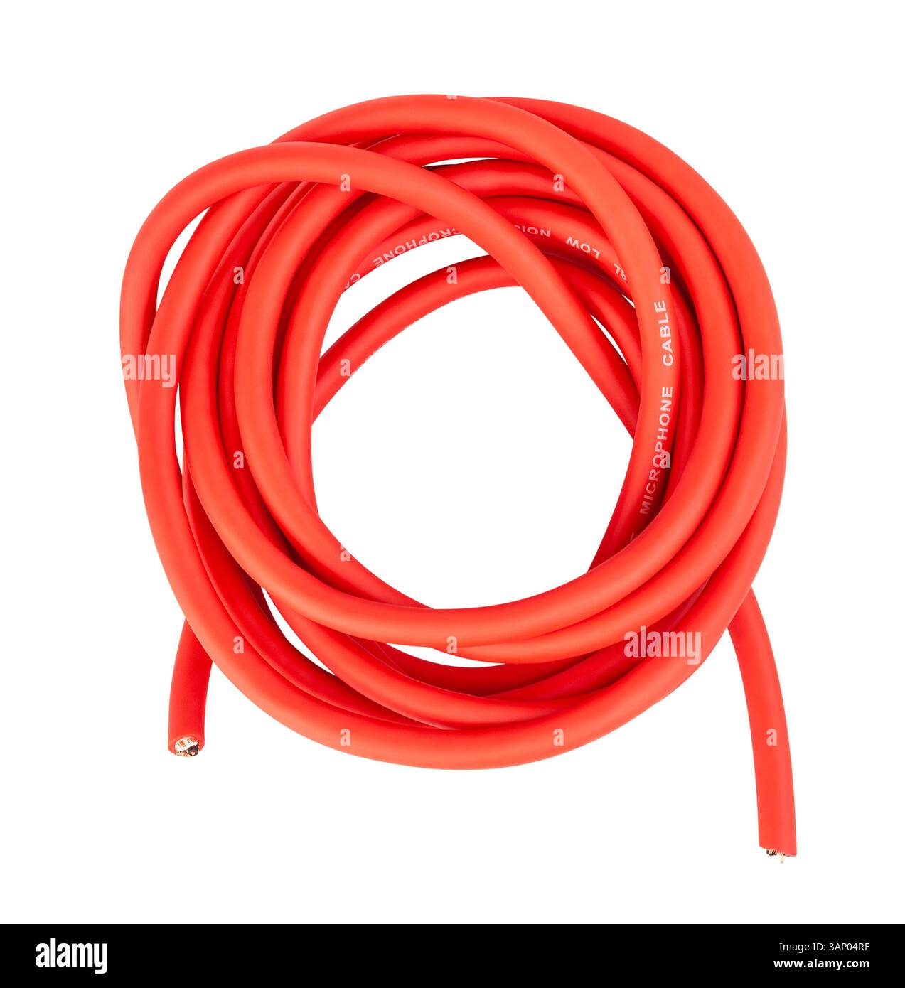 chemin du câble du microphone rouge isolé sur blanc Banque D'Images