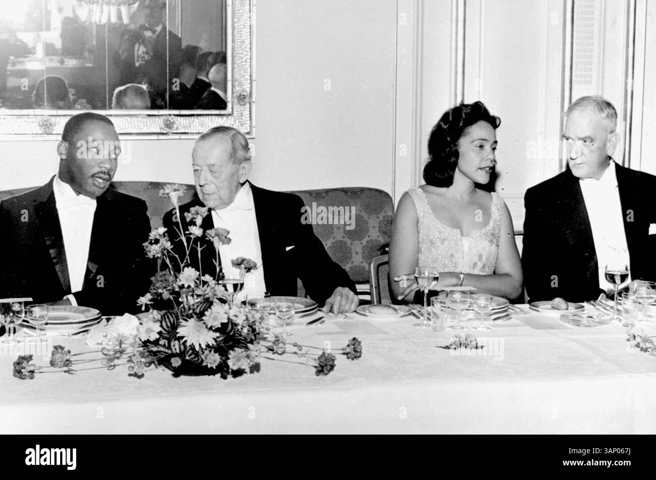 17 août 2005 - DÎNER NOBEL. MARTIN LUTHER KING JR , GUNNAR JOHN ( PRÉSIDENT DU COMITÉ DU PRIX NODEL DE LA PAIX ) ET CORETTA SCOTT KING AVEC NILS LANGHELLE ( PRÉSIDENT DE L'ASSEMBLEY NATIONAL NORVÉGIEN ). - 1964(crédit image : © Globe photos/ZUMAPRESS.com) Banque D'Images