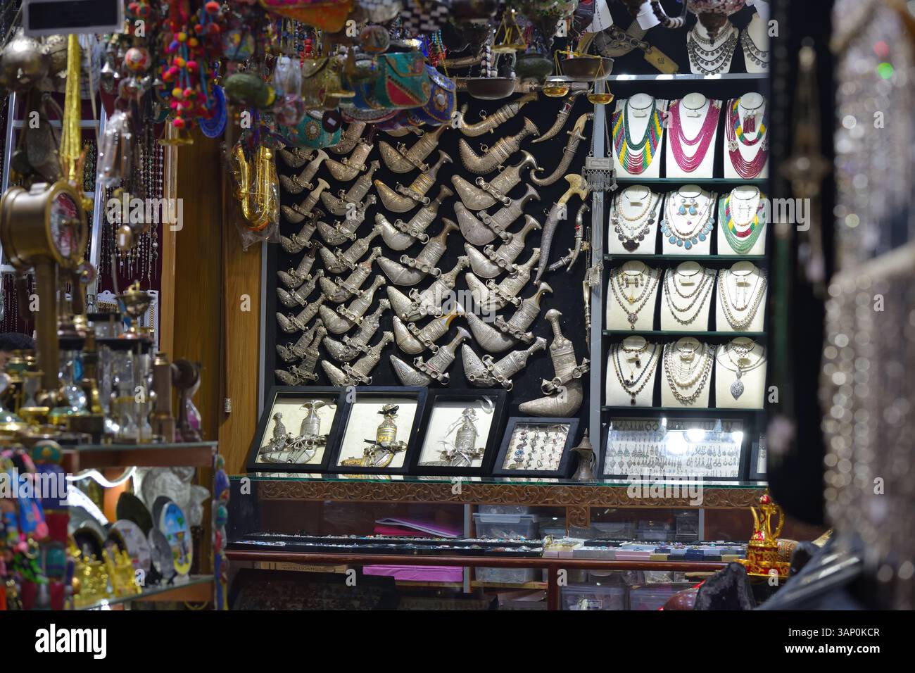 Le souk de Muttrah est l'un des marchés traditionnels les plus célèbres d'Oman, offrant un mélange unique d'authenticité et de variété de produits traditionnels. Khanjars t Banque D'Images