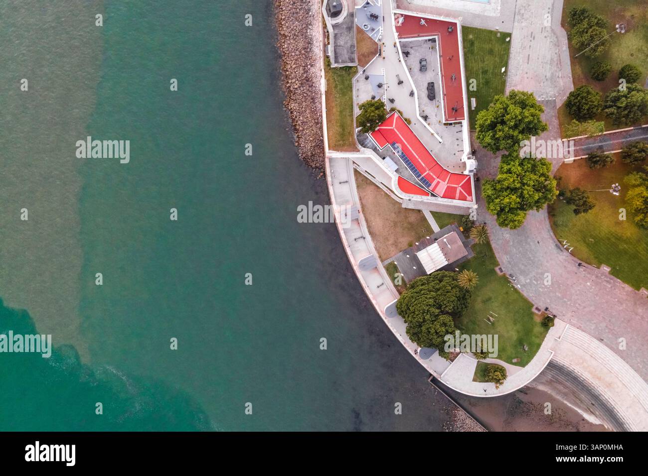 Vue panoramique aérienne du quartier de Belem le long du Tage au coucher du soleil dans le centre-ville de Lisbonne, Lisbonne, Portugal. Banque D'Images