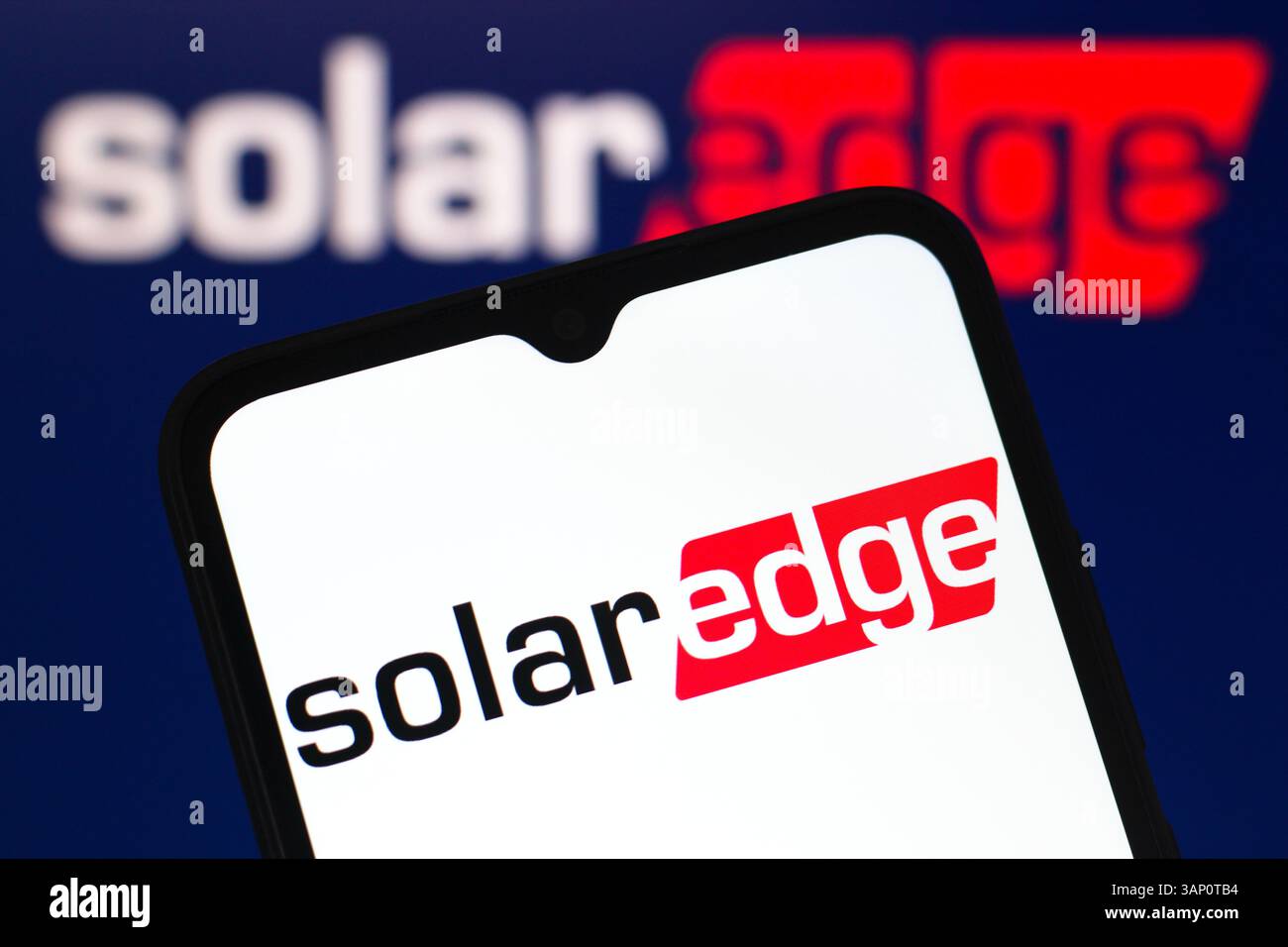 Dans cette illustration photo, le logo SolarEdge technologies est affiché sur l'écran d'un smartphone. Banque D'Images