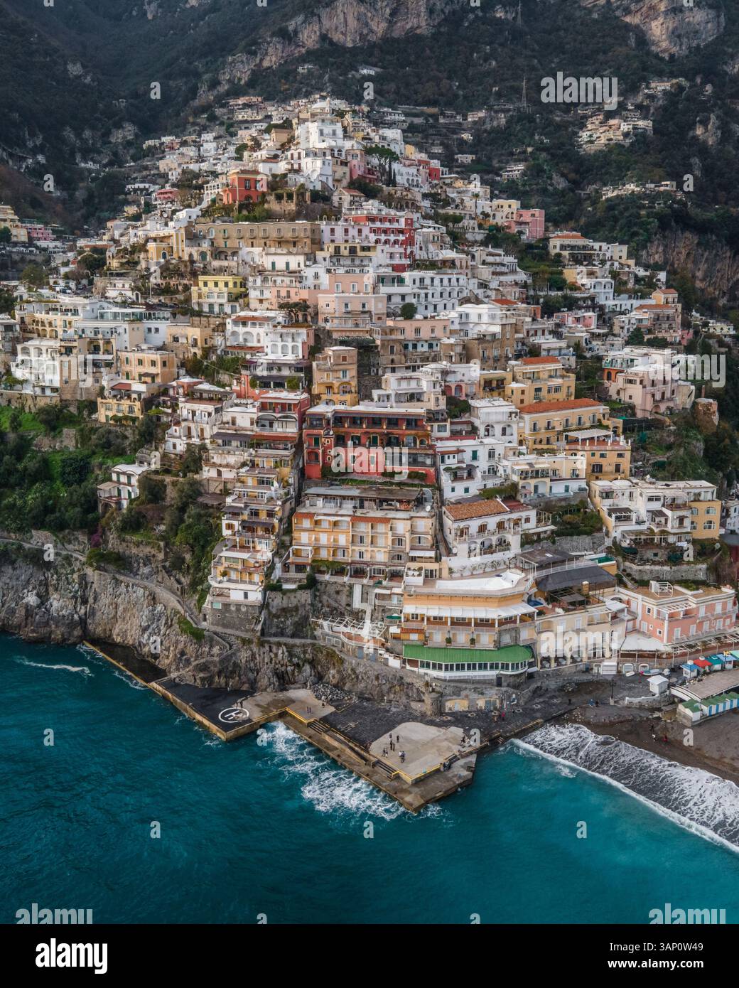 Vue panoramique aérienne de Positano, une belle ville le long de la côte amalfitaine au coucher du soleil, Salerno, Italie. Banque D'Images