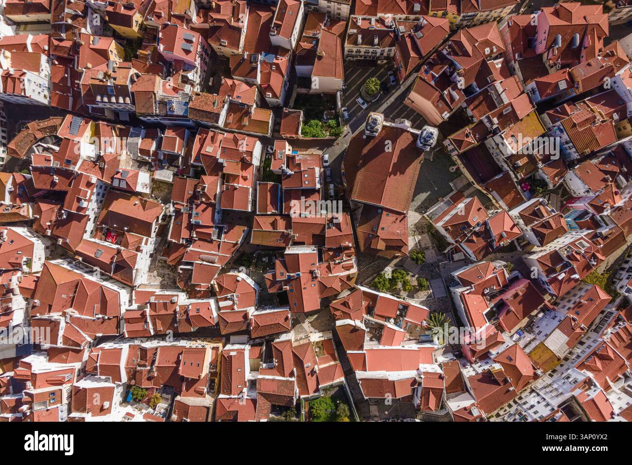 Vue aérienne du quartier d'Alfama depuis le haut, la vieille ville de Lisbonne, Portugal. Banque D'Images