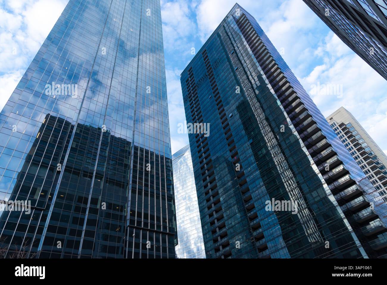 Reflets du ciel au large des bâtiments du centre-ville de Chicago, Illinois, États-Unis. Banque D'Images