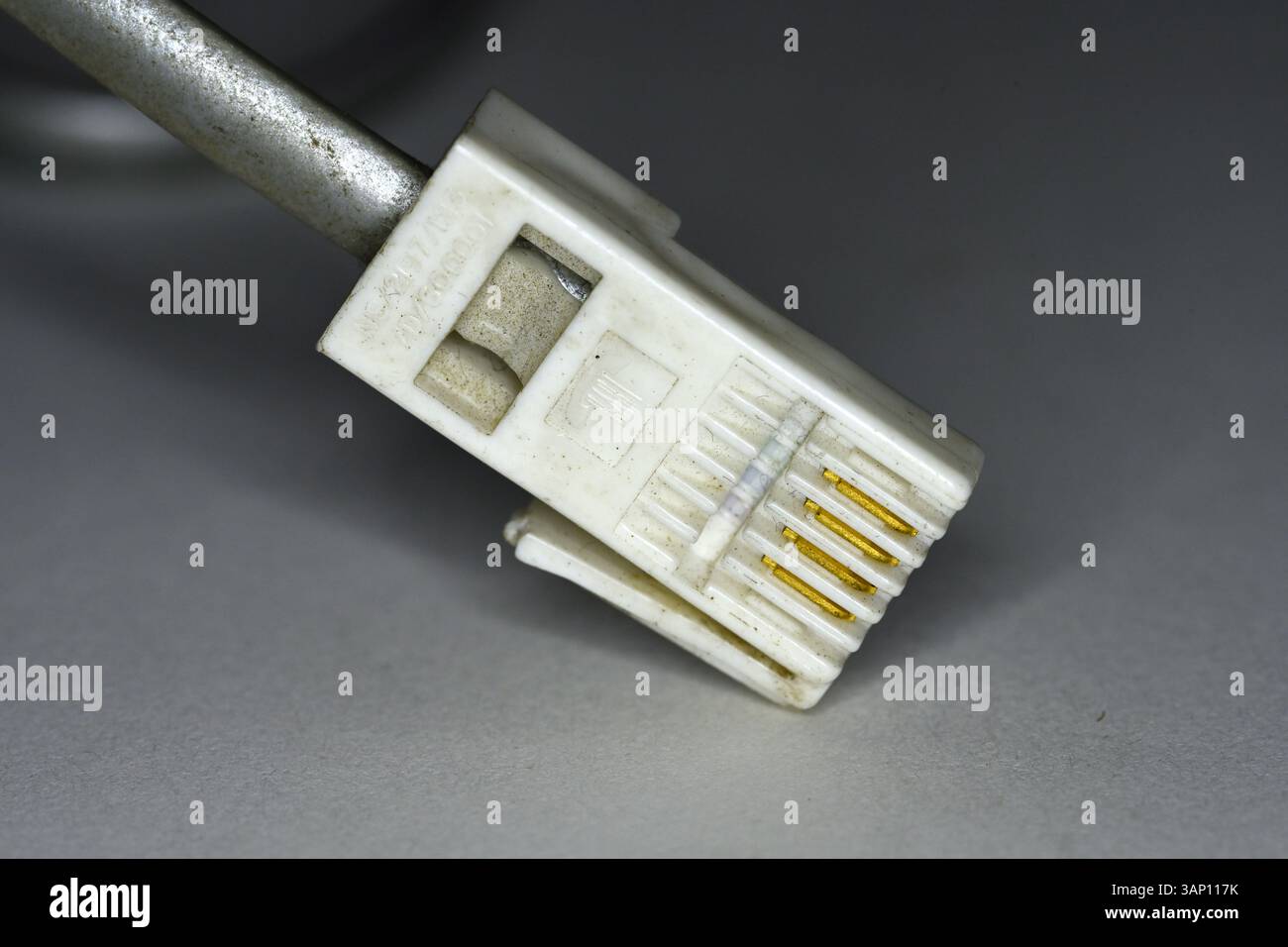Prise téléphonique British Telecom (BT), Royaume-Uni, connecteur 4 fils pour prise téléphonique de type 600 avec verrou sur le côté droit Banque D'Images