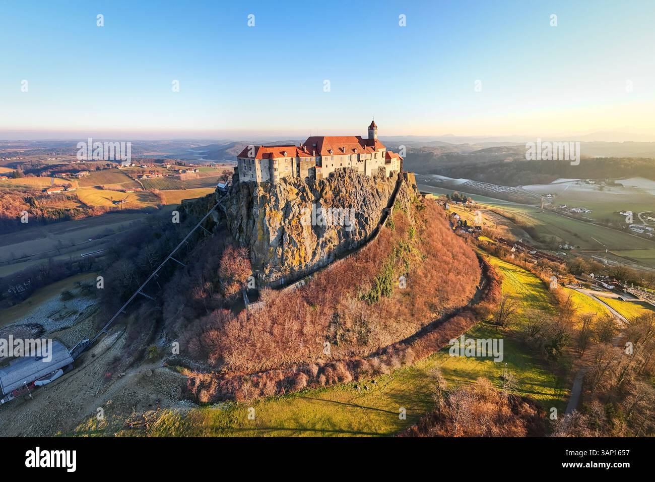 Vue aérienne du château de riegersburg, une majestueuse forteresse médiévale sur une colline pendant le coucher du soleil, Riegersburg, Autriche. Banque D'Images