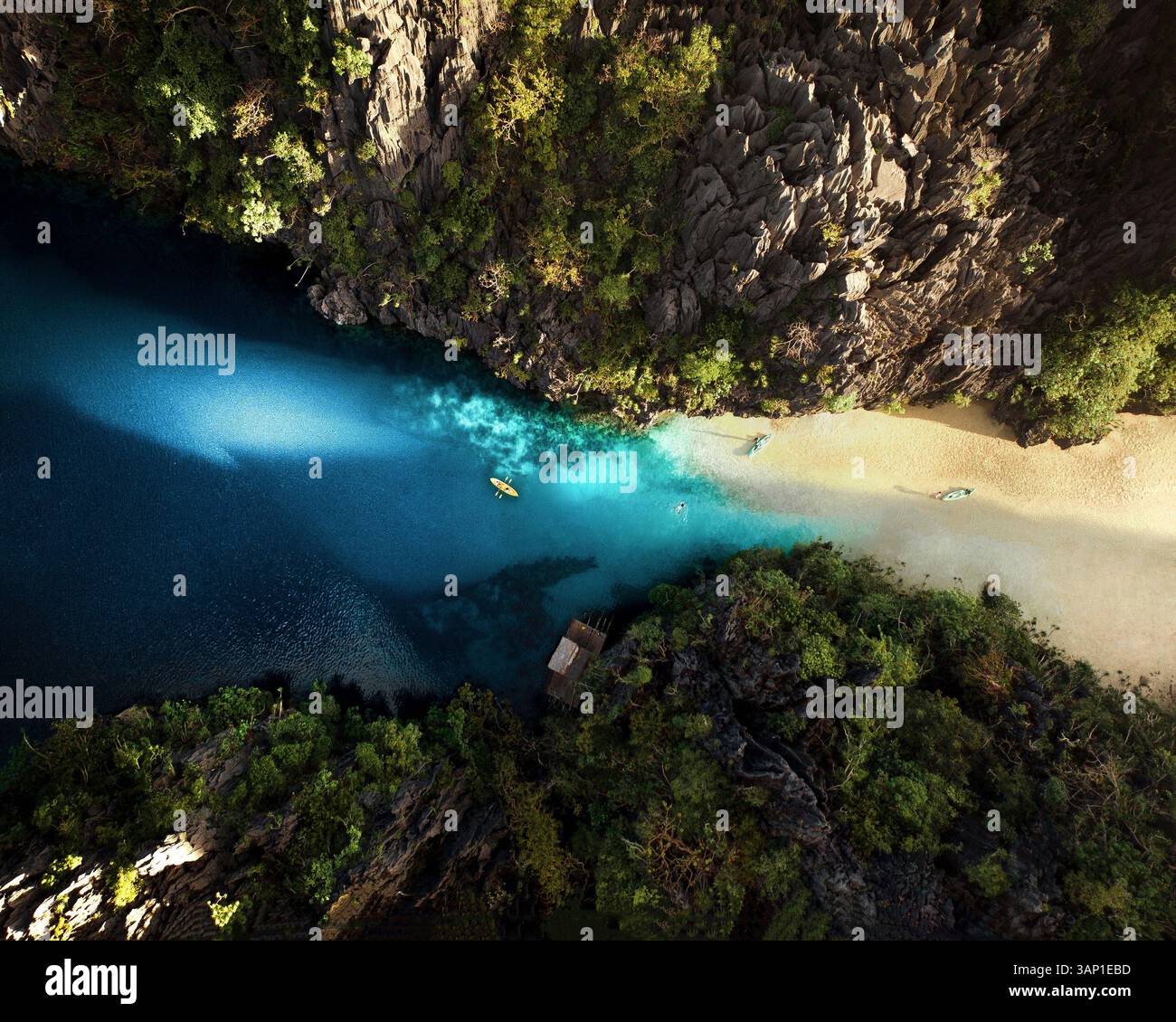 Vue aérienne d'un canoë jaune à Big Lagoon, El Nido, Palawan, Philippines. Banque D'Images