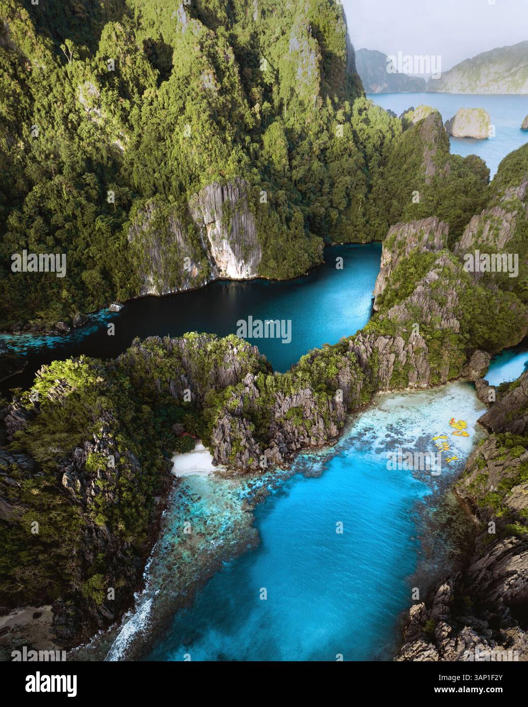 Vue aérienne du canot à Big Lagoon sur l'île de Miniloc, El Nido, Palawan, Philippines. Banque D'Images