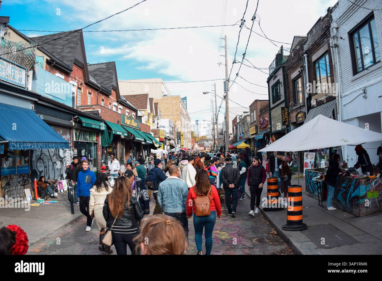 Toronto, Ontario, Canada - 30 octobre 2022 : foule au marché de Kensington dimanche après-midi Banque D'Images