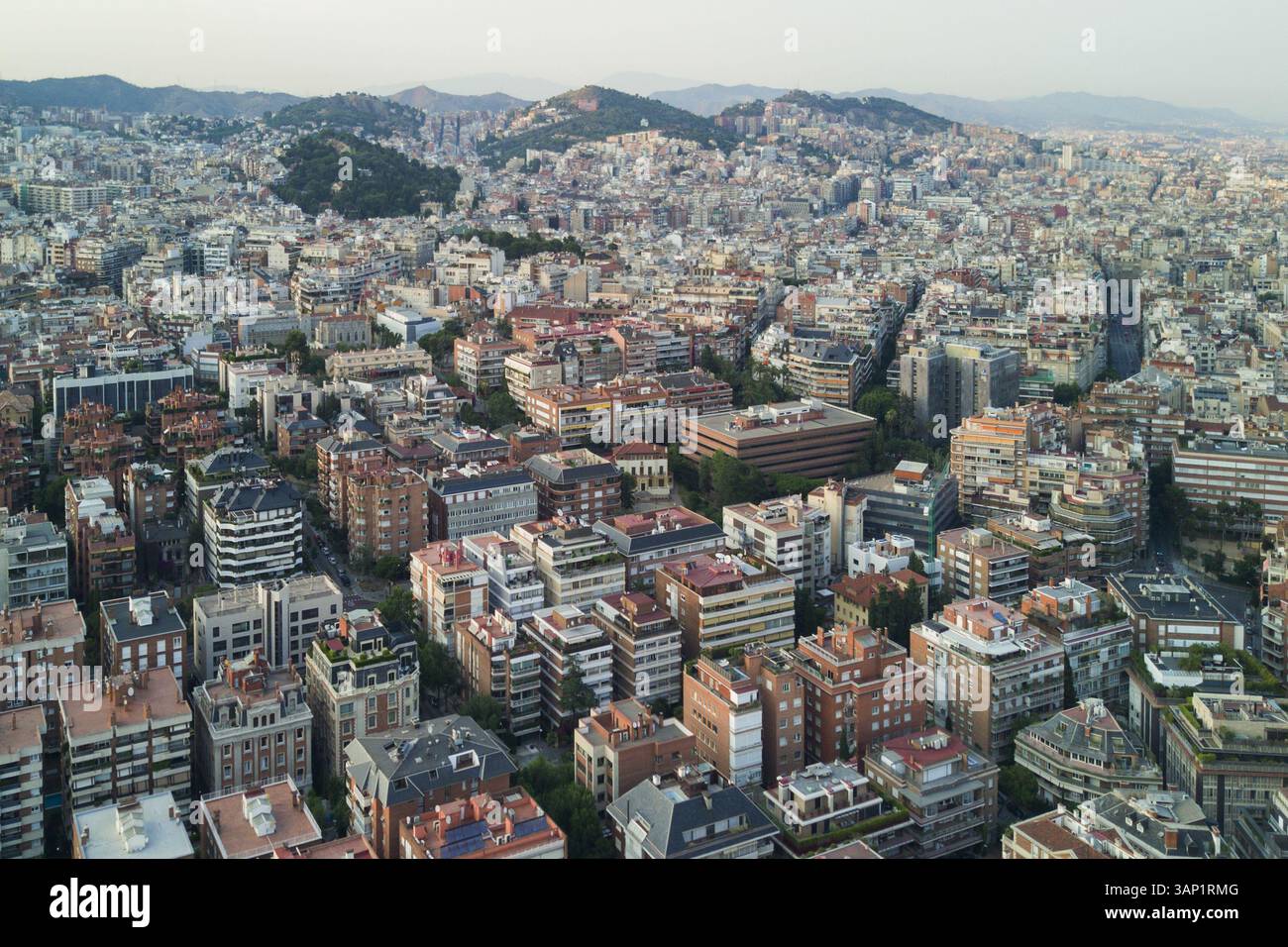 Une vue sur Barcelone, Espagne au coucher du soleil depuis un drone à quelques centaines de mètres au-dessus de la ville. Banque D'Images