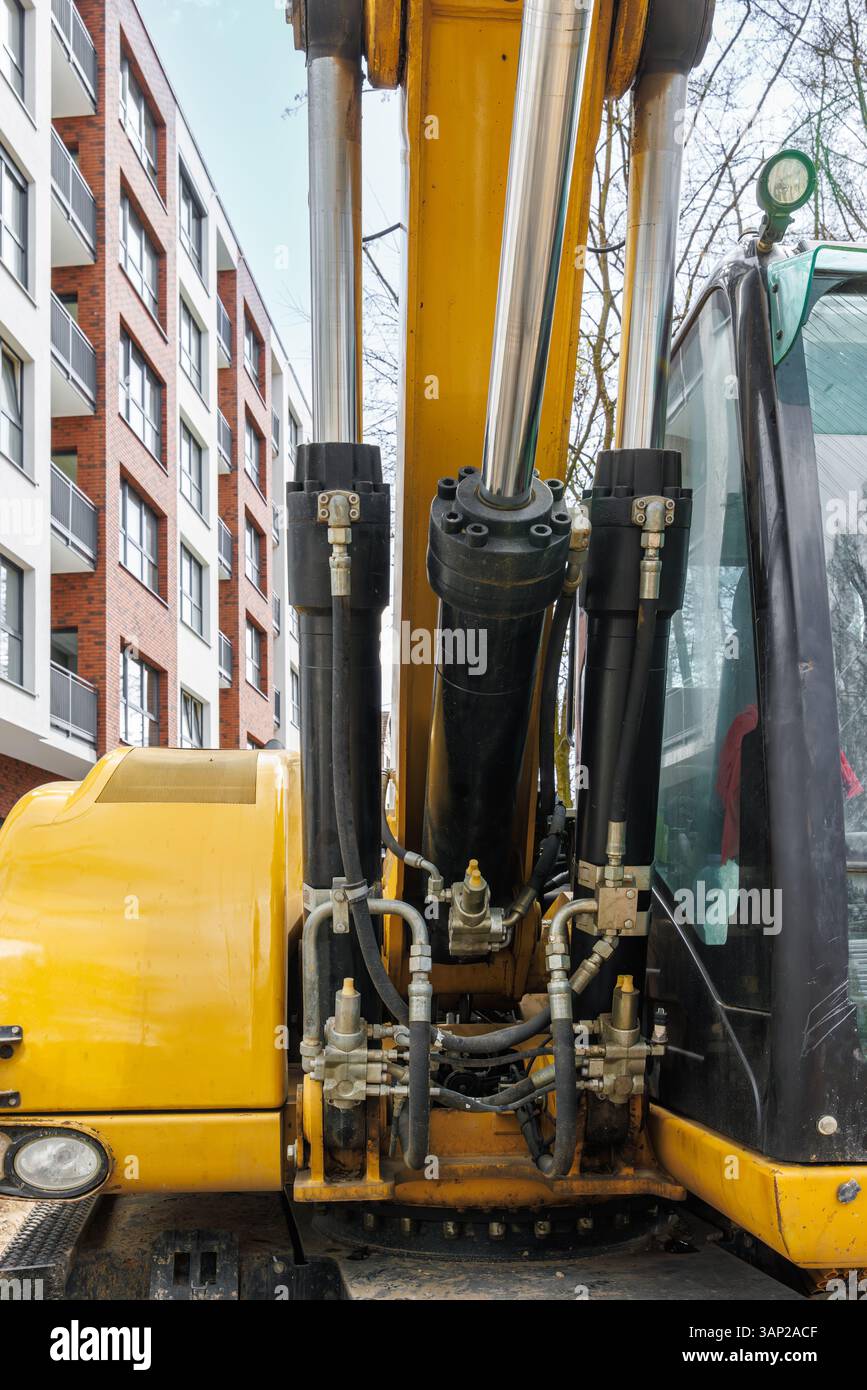 Mécanismes hydrauliques d'une pelle de construction lourde, gros plan. Flexibles hydrauliques. Pistons pneumatiques. Photo de haute qualité Banque D'Images