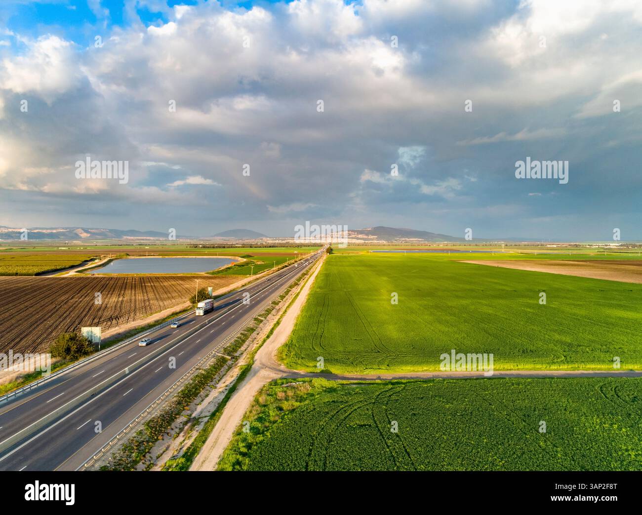 Vue aérienne des véhicules circulant sur la Ruler Road, une célèbre autoroute traversant la campagne de la vallée de Jezreel, District Nord, Israël. Banque D'Images