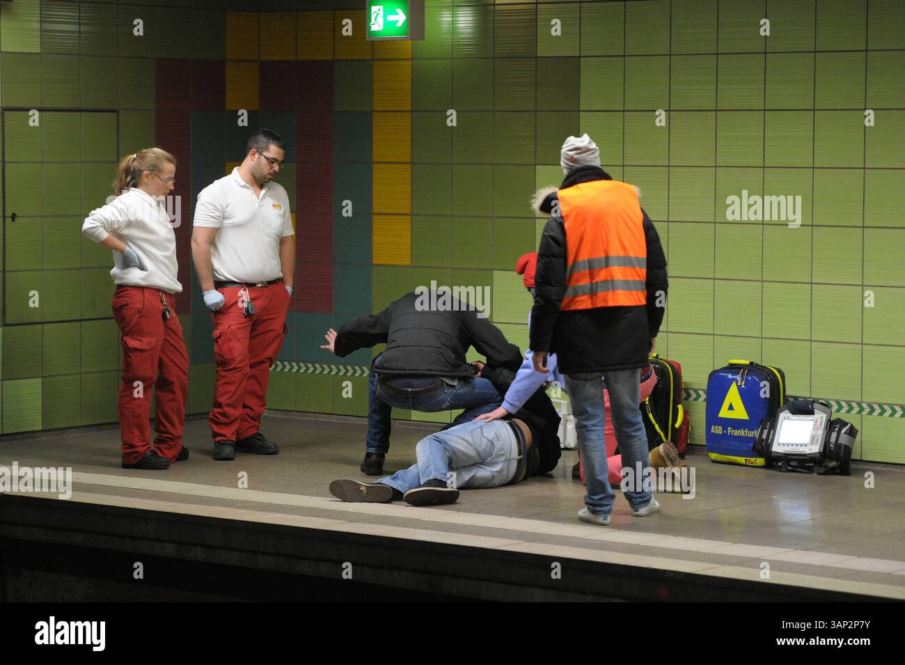 Faschings-Umzug im Frankfurt am main. 15.02.2015 Frankfurt Faschings-Umzug im Frankfurt am main. IM Bild l-R : U-Bahn Station Grüneburgweg, ein Betrunkener muss von Rettungs-Sanitätern versorgt werden. Francfort Francfort Hessen Allemagne *** Carnaval défilé à Francfort-sur-le-main 15 02 2015 Francfort Carnaval défilé à Francfort-sur-le-main dans la photo l R station de métro Grüneburgweg, un homme ivre doit être soigné par des paramédicaux Francfort Francfort Hessen Allemagne Banque D'Images