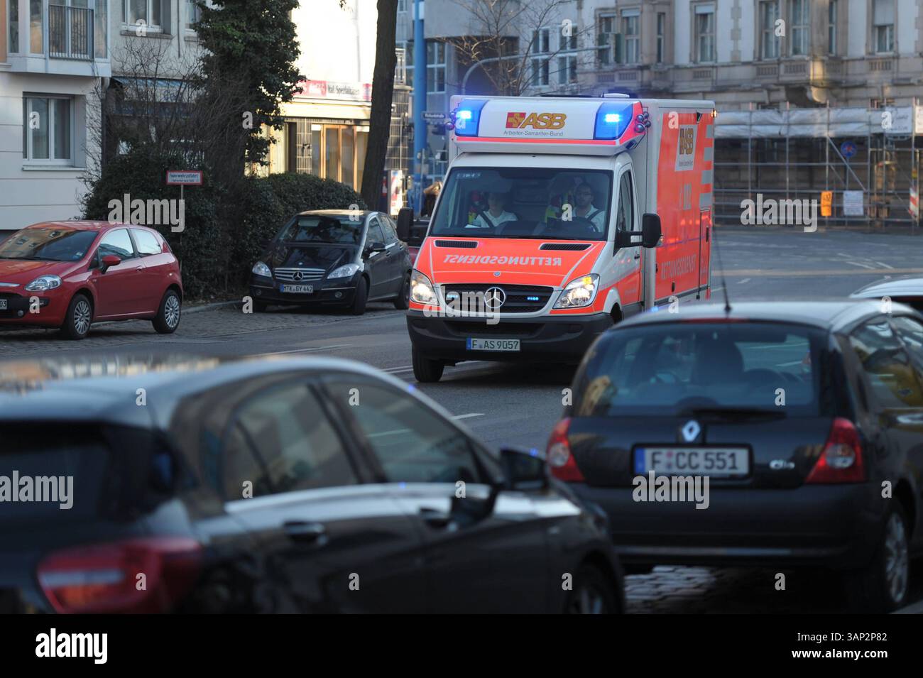 Faschings-Umzug im Frankfurt am main. 15.02.2015 Frankfurt Faschings-Umzug im Frankfurt am main. IM Bild l-R : U-Bahn Station Grüneburgweg, ein Betrunkener muss von Rettungs-Sanitätern versorgt werden. Francfort Francfort Hessen Allemagne *** Carnaval défilé à Francfort-sur-le-main 15 02 2015 Francfort Carnaval défilé à Francfort-sur-le-main dans la photo l R station de métro Grüneburgweg, un homme ivre doit être soigné par des paramédicaux Francfort Francfort Hessen Allemagne Banque D'Images