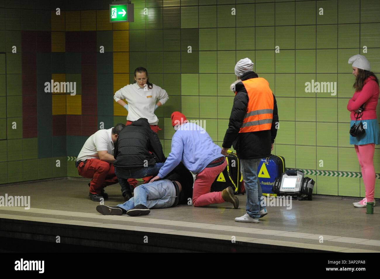 Faschings-Umzug im Frankfurt am main. 15.02.2015 Frankfurt Faschings-Umzug im Frankfurt am main. IM Bild l-R : U-Bahn Station Grüneburgweg, ein Betrunkener muss von Rettungs-Sanitätern versorgt werden. Francfort Francfort Hessen Allemagne *** Carnaval défilé à Francfort-sur-le-main 15 02 2015 Francfort Carnaval défilé à Francfort-sur-le-main dans la photo l R station de métro Grüneburgweg, un homme ivre doit être soigné par des paramédicaux Francfort Francfort Hessen Allemagne Banque D'Images