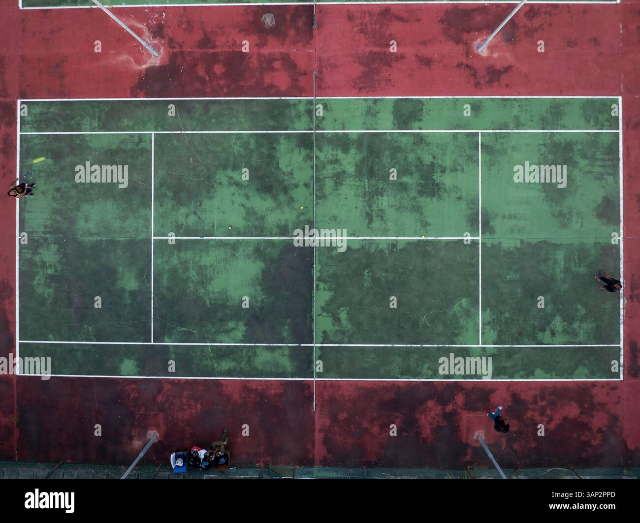 Vue aérienne d'un court de tennis dynamique avec des joueurs en action, Victoria Island, Nigeria. Banque D'Images