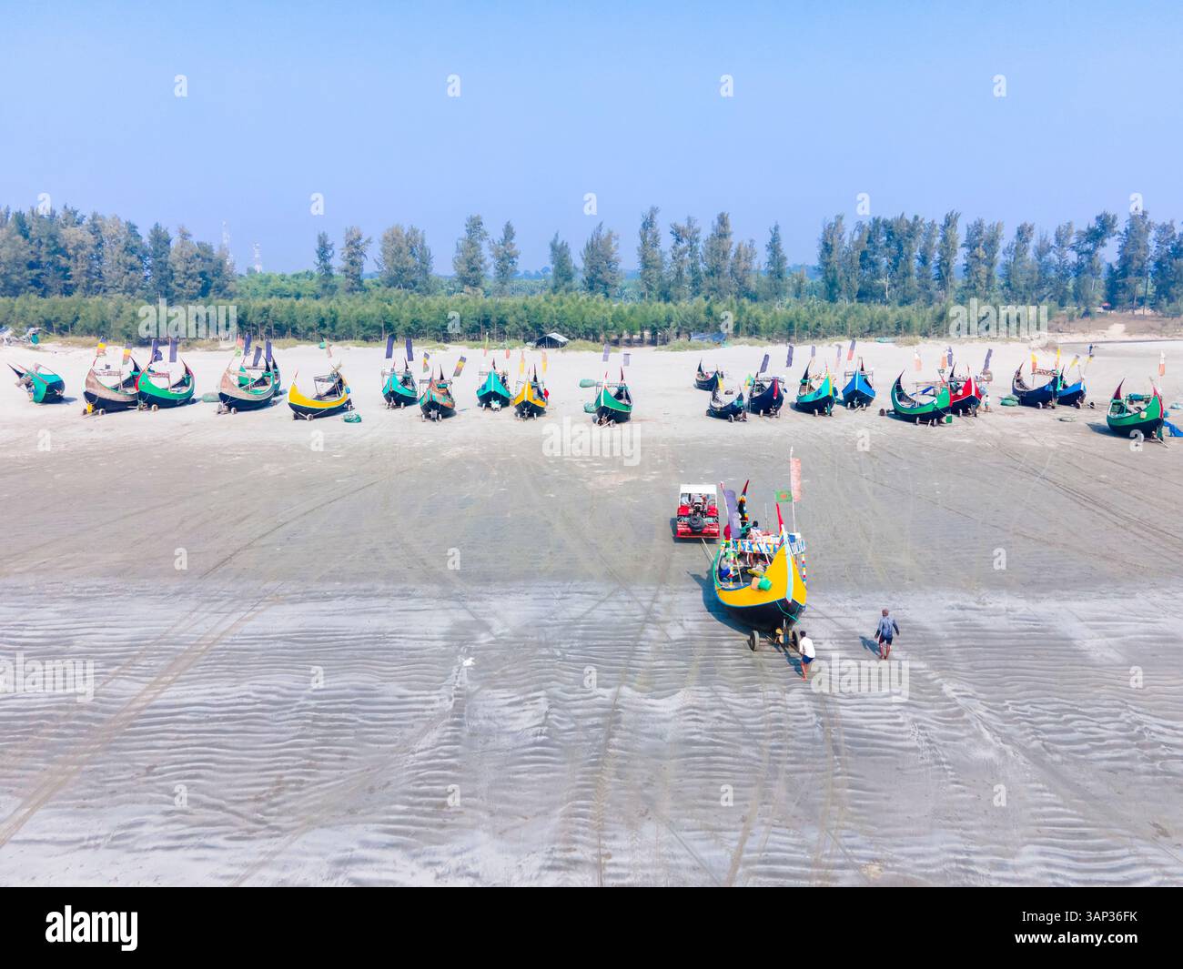 Cox'S Bazar, Bangladesh - 06 février 2024 : vue aérienne de bateaux de pêche colorés le long de la côte avec des sables dorés et des eaux turquoises, Cox's Bazar, Cox's Bazar, Bangladesh. Banque D'Images
