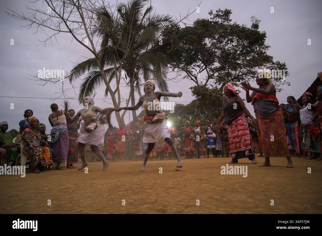 Des femmes dansent pendant une cérémonie de Bwiti. Le Bwiti est une pratique animiste dans laquelle les participants consomment de l’iboga. Banque D'Images