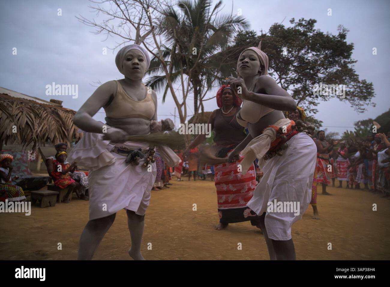 Des femmes dansent pendant une cérémonie de Bwiti. Le Bwiti est une pratique animiste dans laquelle les participants consomment de l’iboga. Banque D'Images