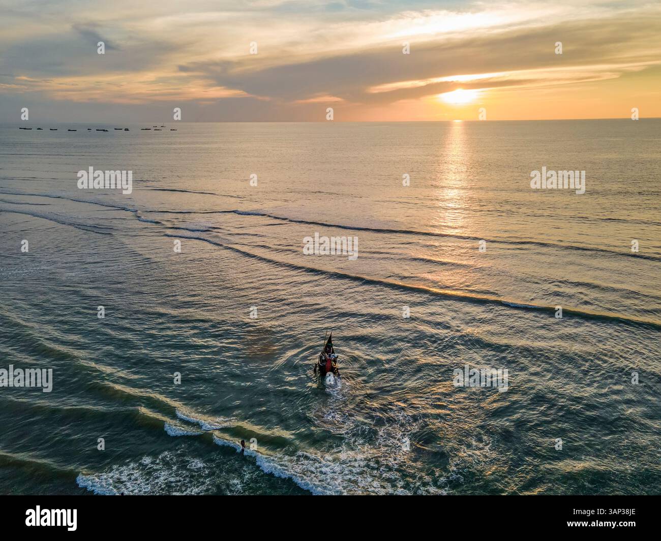Vue aérienne de la plage d'Inani avec des bateaux de pêche au coucher du soleil, Cox's Bazar, Bangladesh. Banque D'Images