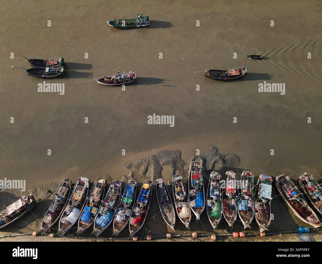 Vue aérienne de pêcheurs sur des bateaux traditionnels dans la paisible rivière Karnaphuli, Chittagong, Bangladesh. Banque D'Images